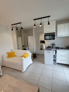 Vue de la cuisine, des équipements, un meuble de rangement.