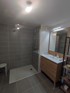 Salle de douche avec douche à l'italienne